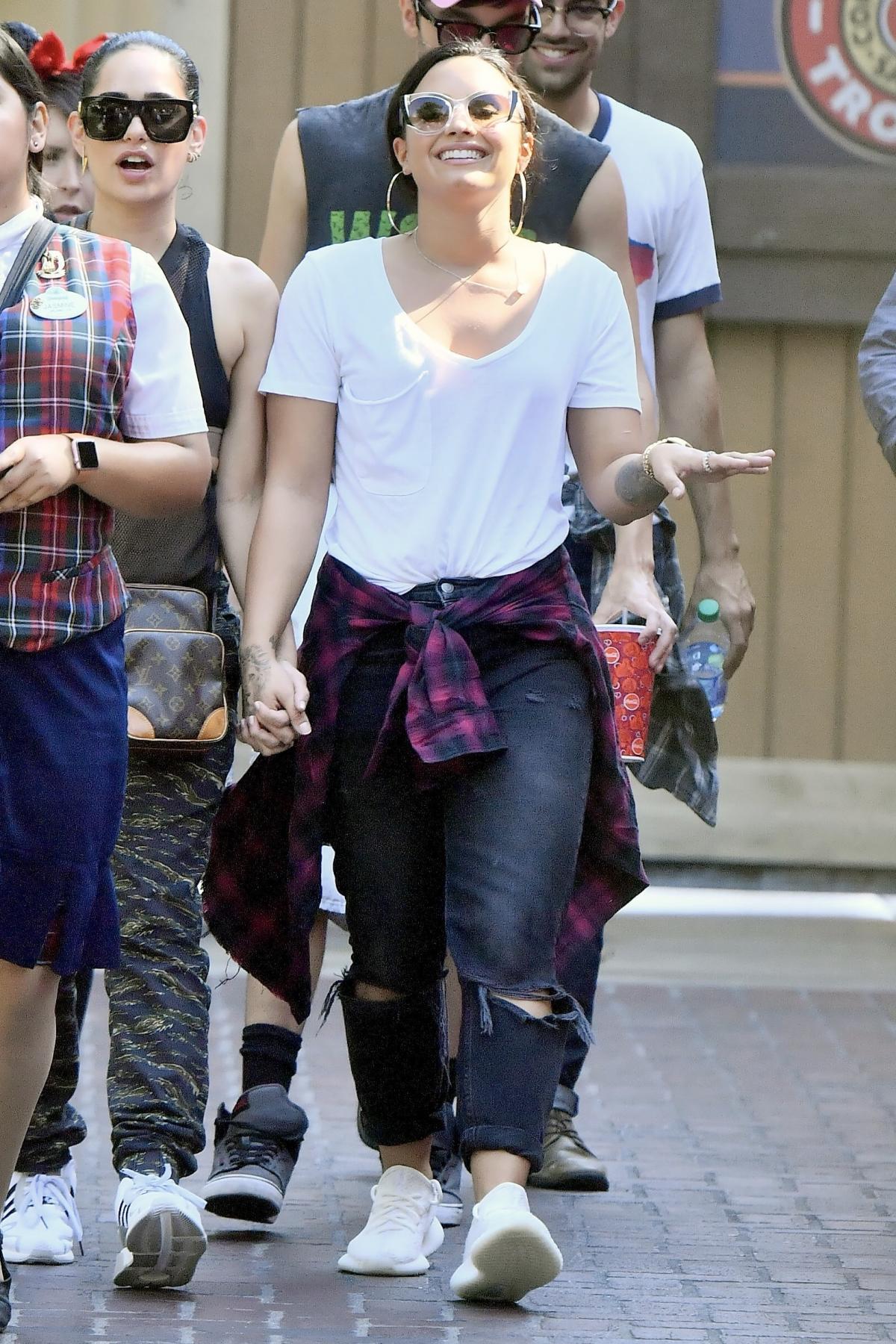 Pegajoso síndrome Inspiración Demi Lovato In Fresh Pair of Adidas Yeezy Boost 350 "Cream" - buyvise