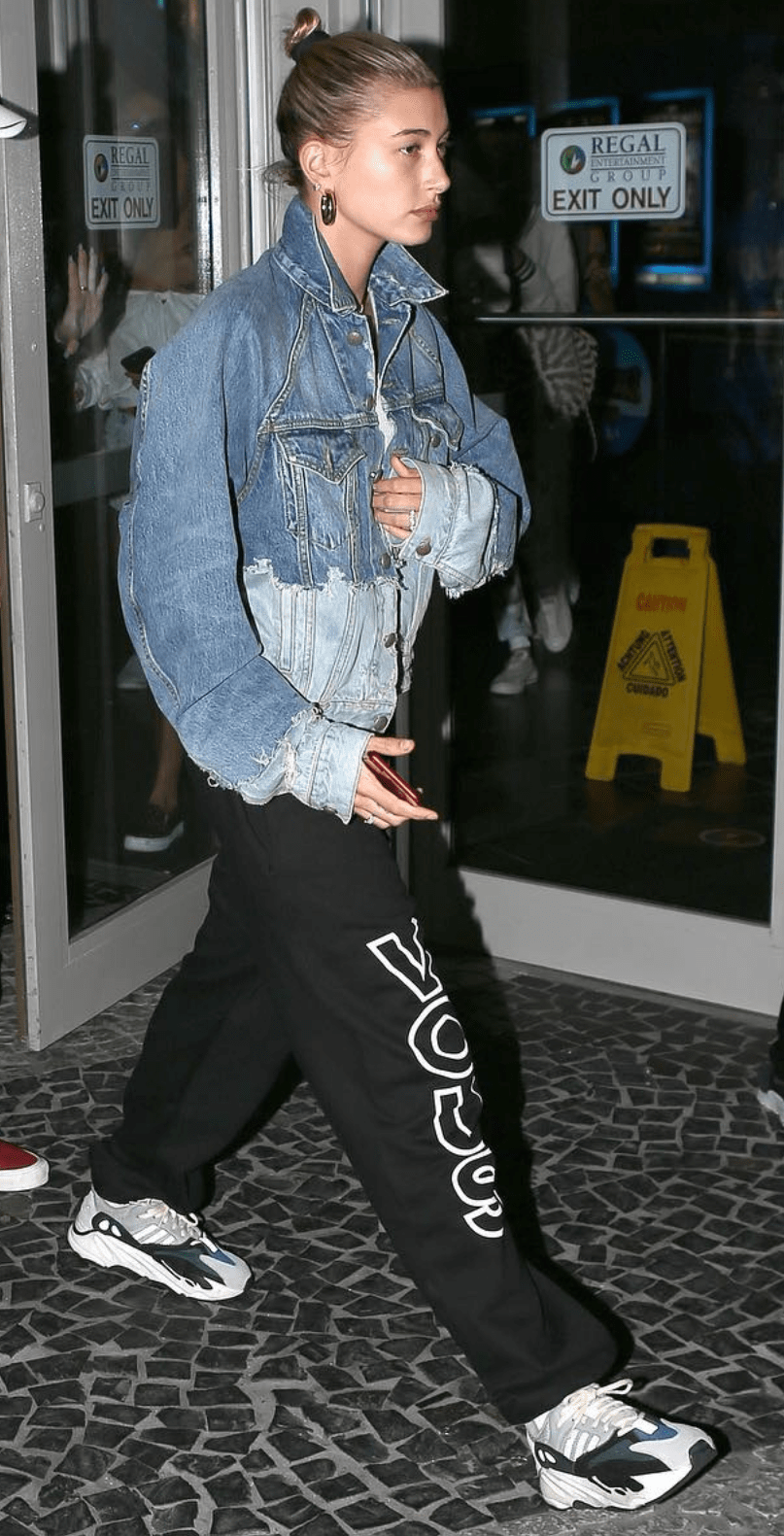 Relaterede kolbøtte Uventet Model Hailey Baldwin Bieber In Adidas Yeezy Boost 700 "Wave Runner" -  buyvise