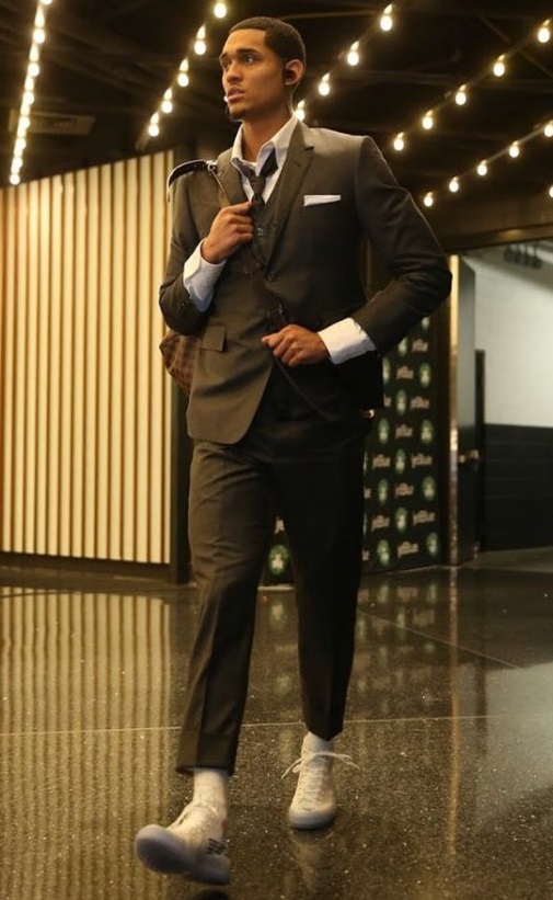 5 TIMES NBA PLAYERS ROCK BLACK SUIT & SNEAKER! - buyvise